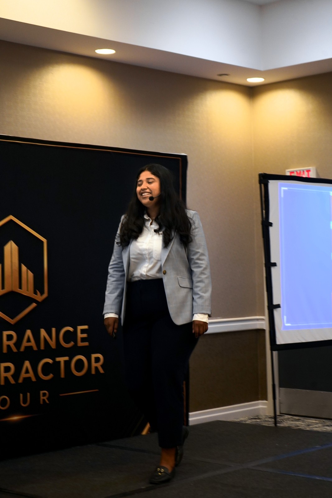 Joselin Terrazas sonriendo en el escenario del Insurance Contractor Tour en Newark