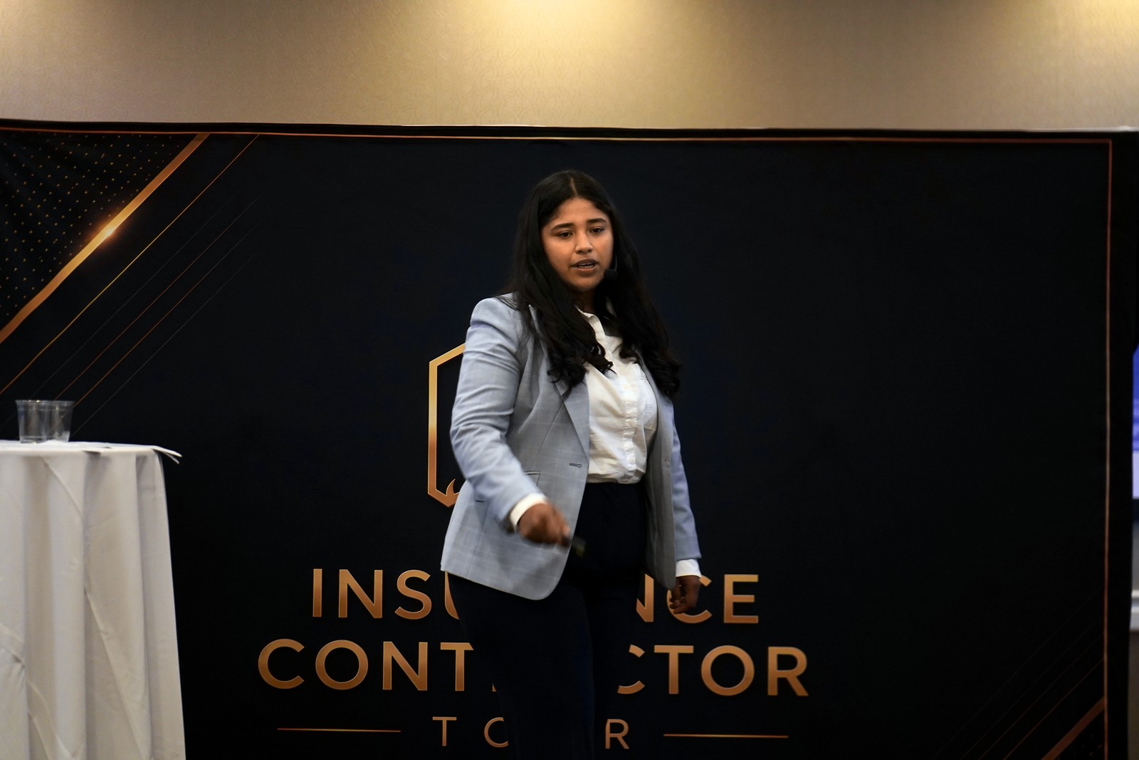 Joselin Terrazas de frente, explicando en el escenario del Insurance Contractor Tour