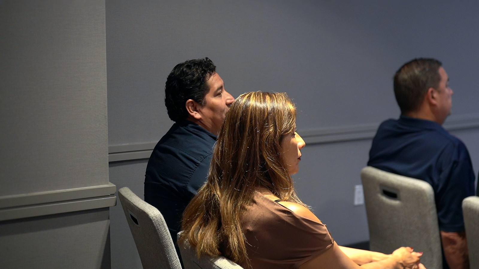 Asistentes escuchando con atención