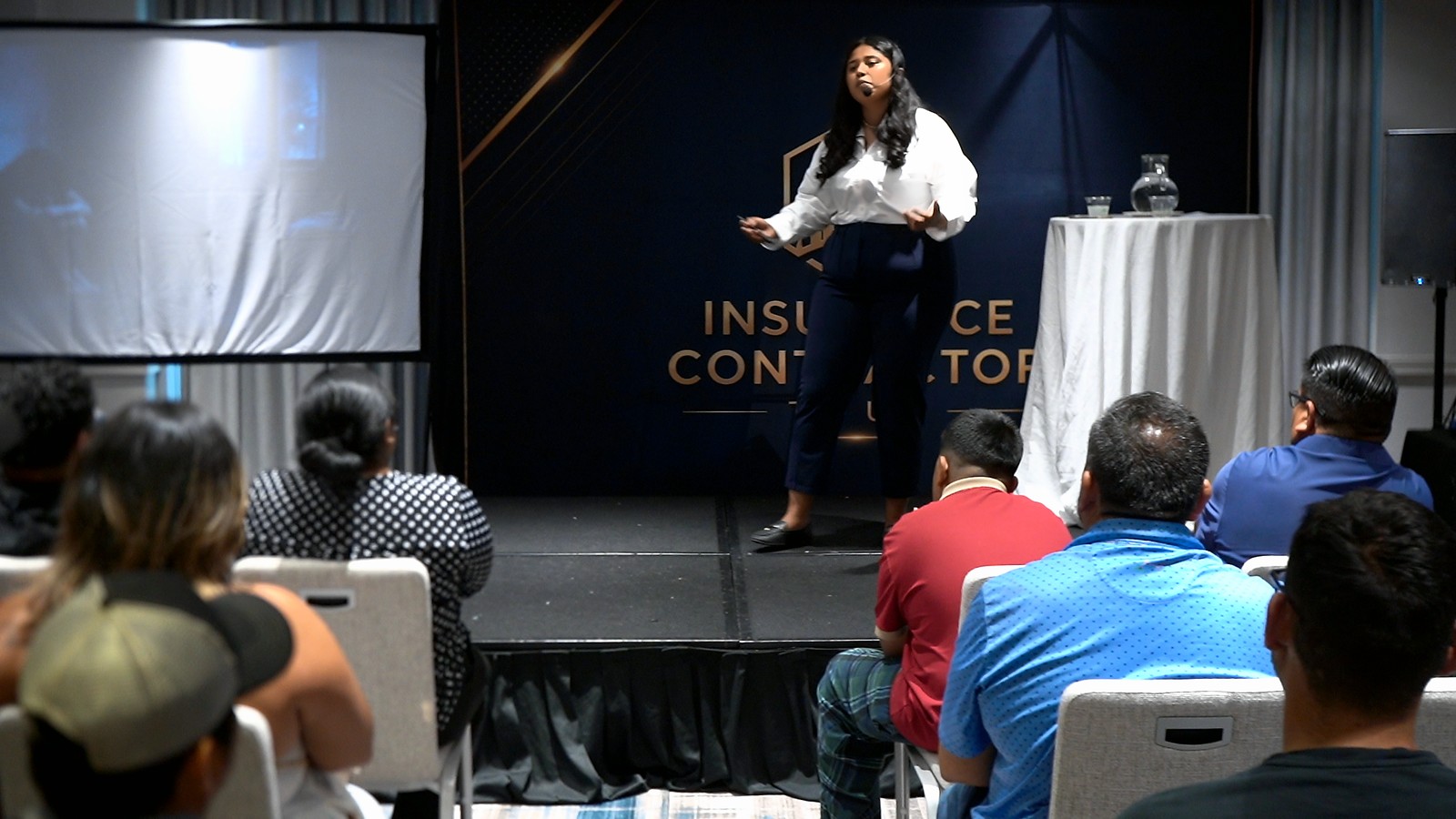 Joselin explica un caso frente a la primera fila