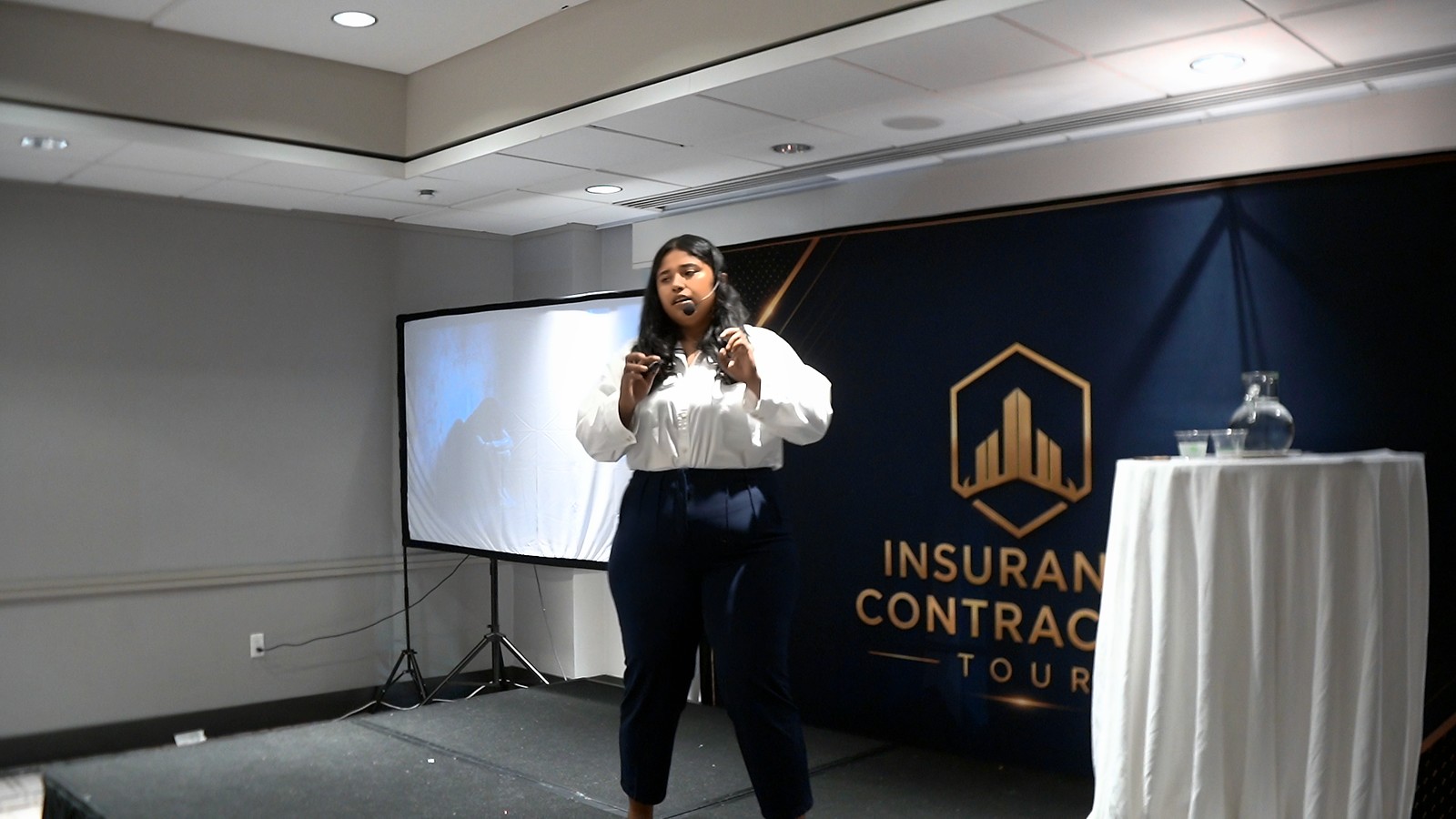 Joselin explica con las manos junto a la pantalla