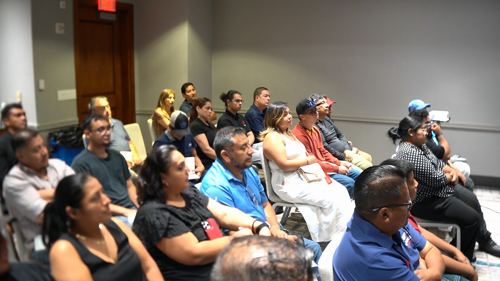 Sala llena de contratistas en Baltimore, atentos a la explicación de Joselin