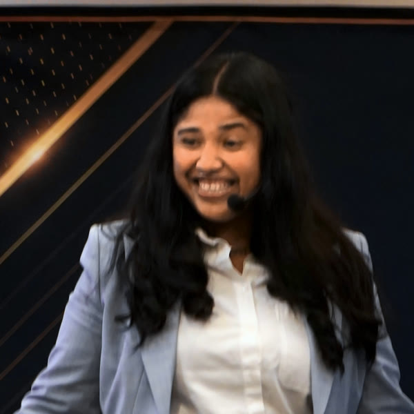 Joselin Terrazas sonriendo en el escenario